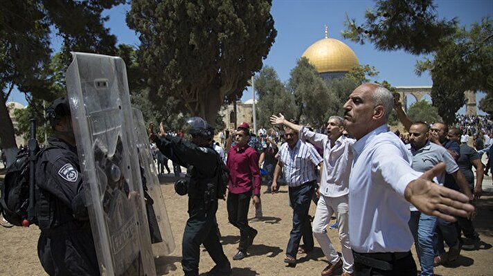 İsrail polisinin cuma namazının ardından Mescid-i Aksa’ya girerek, cemaate saldırmasının ardından olaylar çıktı. 

