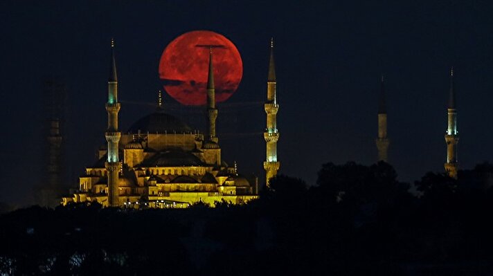 İstanbul'da sabah saatlerinde beliren dolunay, Sultan Ahmet Camisiyle güzel görüntü oluşturdu.
