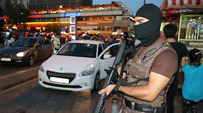 Türkiye genelinde 12'ncisi gerçekleştirilen "Türkiye Güven Huzur" uygulaması kapsamında, İstanbul'da 39 ilçede 5 bin polisin katılımıyla denetimler yapıldı.