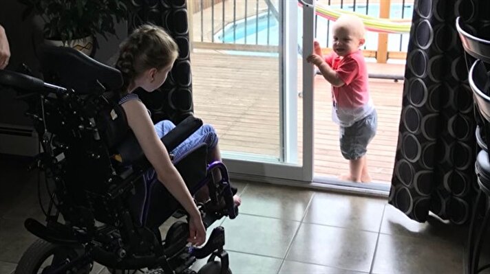 Kanada'nın Yeni İskoçya bölgesinde yaşayan ailesinin 9 yaşındaki kızı Lexie 'serebral palsi' hastası olduğu için ne konuşabiliyor ne de yürüyebiliyor. 