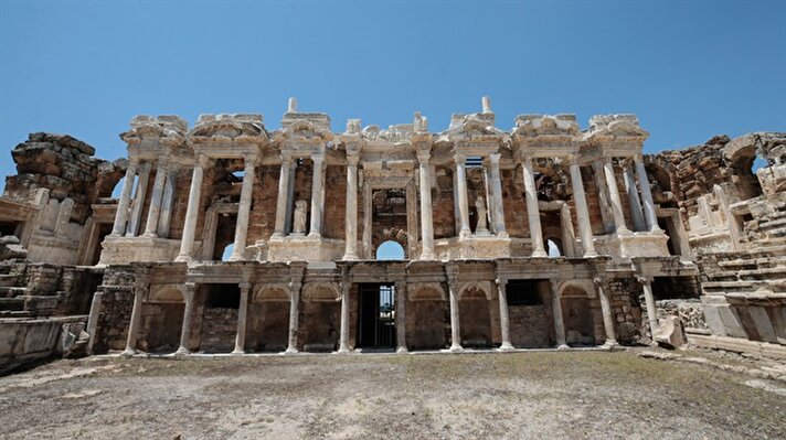 UNESCO Dünya Kültür Mirası Listesi'nde yer alan Pamukkale Hierapolis Antik Kenti'nde 2013'te gün yüzüne çıkarılan ve antik kaynaklarda "ölüler ülkesine geçiş kapısı" olarak adlandırılan "Plütonyum" (cehennem kapısı), eylülde ziyarete açılacak.