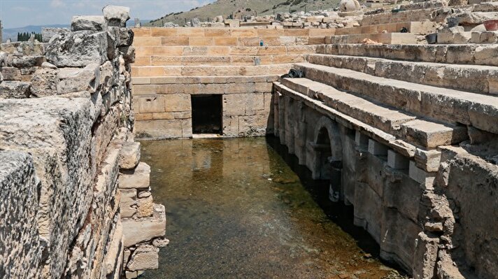Kültür mirası Pamukkale'nin en önemli merkezlerinden Hierapolis, ziyaretçilerine, birçok hastalığa şifa olduğu değerlendirilen antik termal havuzdaki tarihi sütunların arasında yüzme deneyimi yaşatıyor.