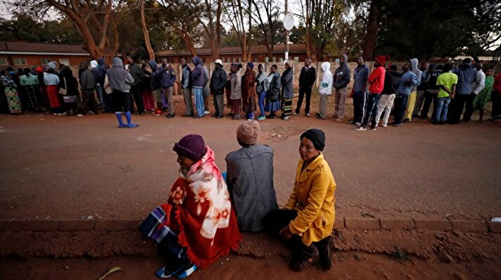 Zimbabwean voters queue to cast their ballots