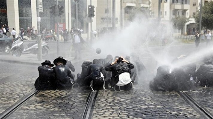 بخراطيم المياه.. الشرطة الإسرائيلية تفرّق جموع يهود الحريديم