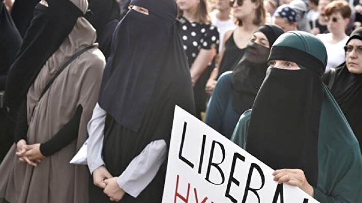 احتجاجات على قانون حظر ارتداء النقاب بالأماكن العامة في الدانمارك