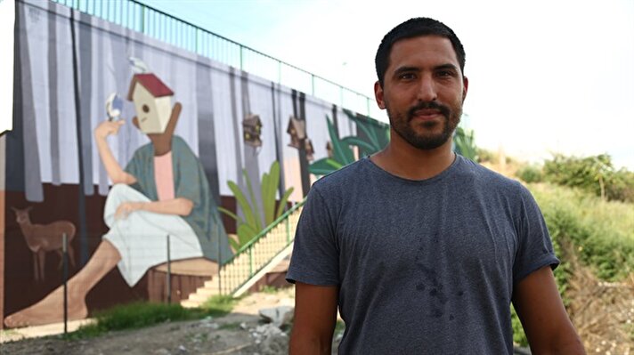 رسام صربي يترك بصماته الفنية على جدران إسطنبول