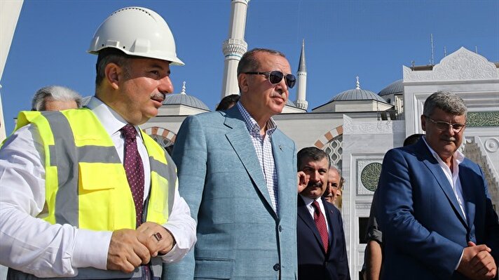 Başkan Erdoğan, inşaat çalışmalarında sona yaklaşılan Çamlıca Camisi'nde inceleme yaptı.