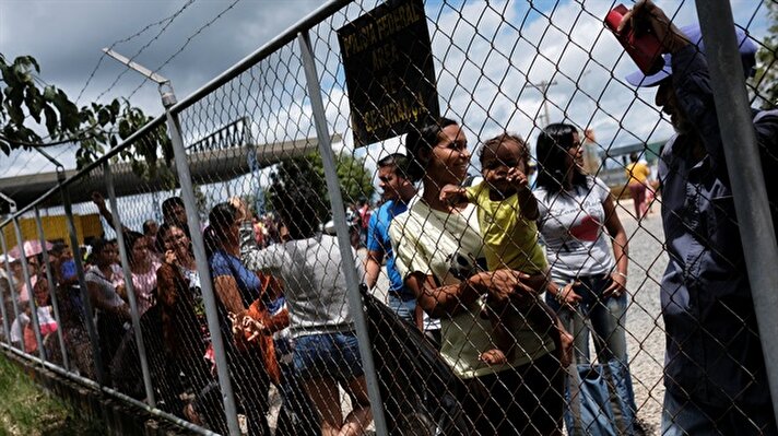 Venezuelan immigrants queue up at Pacaraima border control in Brazil