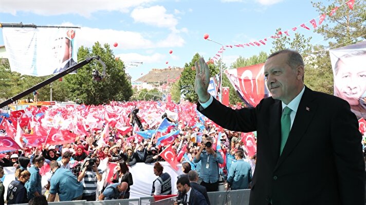 Turkish President Recep Tayyip Erdoğan greets the crowd during his meeting in Bayburt, Turkey on 10, 2018.​