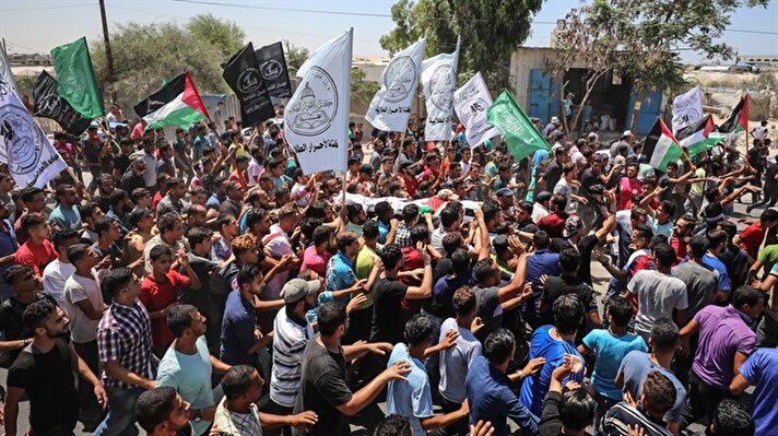Relatives mourn at funerals of three Palestinians martyred by Israeli forces