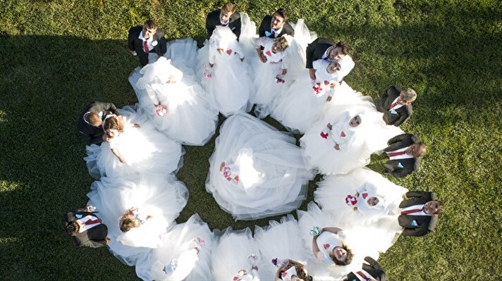 218 couples tied the knot at a group wedding held in the Turkish capital Ankara as newlyweds exchanged their "I do"'s and took photos to commemorate the joyous occasion.

