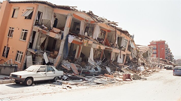 Merkez üssü Kocaeli olan Marmara depreminde, İstanbul'da birçok ev ve işyeri yıkıldı, bazı binalarda yangın çıktı. (Arşiv)