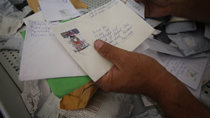 Teslim edilen postaları, Batı Şeria'daki Eriha kentinde bulunan posta dağıtım merkezine getirildi.
