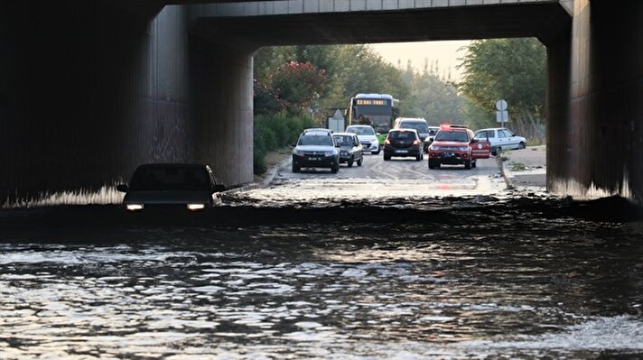 Otoban köprüsü altına dolan sular çok sayıda aracın mahsur kalmasına neden oldu.

