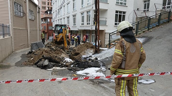 Alınan bilgiye göre, Eyüpsultan Belediyesi ekiplerinin, Emniyettepe Mahallesi Mehtap Caddesi'nde yürüttüğü çalışmalar sırasında doğal gaz borusu zarar gördü. 