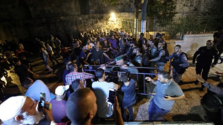  Yatsı namazını Esbat kapısında kılmak isteyen göstericiler, İsrail polisince engellendi. Göstericileri dağıtan polis, Mescid-i Aksa'nın içinde bulunduğu Eski Şehir bölgesinde ses bombaları kullandı.

