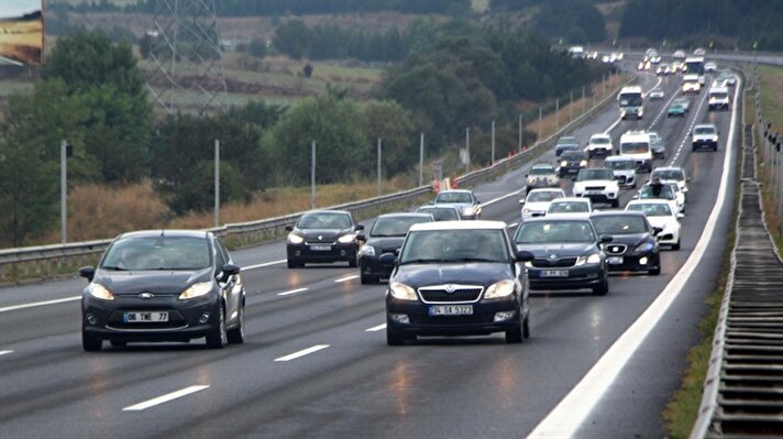 Kurban Bayramı tatili için yola çıkan tatilciler, TEM'in Bolu geçişinin Ankara yönünde yoğunluk oluşmasına neden oldu. 