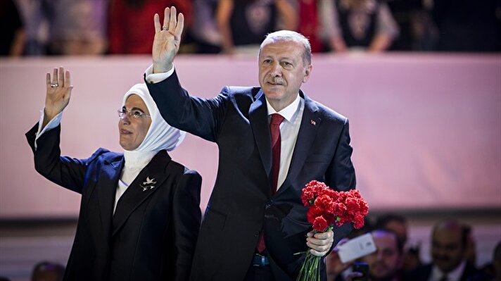 1 2 3 4 5 6 Türkiye Cumhurbaşkanı Recep Tayyip Erdoğan ve eşi Emine Erdoğan, Ankara Spor Salonu'nda düzenlenen AK Parti 6. Olağan Büyük Kongresi'ne katıldı. Erdoğan, kongre öncesinde kendisini dışarıda bekleyen vatandaşlara hitap etti.