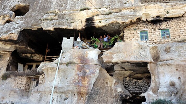 40 yıl önce Adana'nın Ceyhan ilçesine göç eden ve belediyede çalışarak emekli olan 9 çocuk babası Mehmet Tirki, 15 yıldır dini bayramlarını Hasankeyf ilçesindeki mağarada geçiriyor.