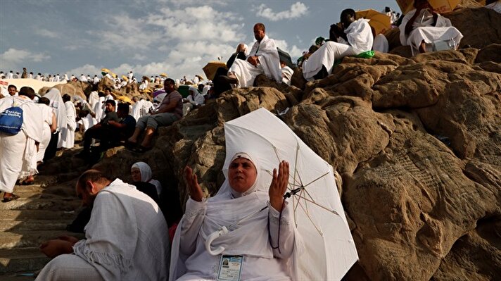 Muslim pilgrims gather on Mount Mercy 
