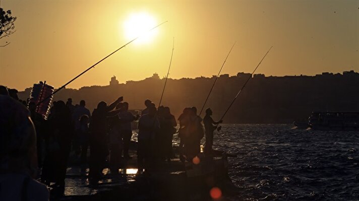 Kurban Bayramı tatili dolayısıyla İstanbul'un sahil kesimlerinde yoğunluk yaşandı. Kurban Bayramı'nı İstanbul'da geçiren vatandaşlar Üsküdar sahiline akın etti. Bir çok kişi sahilde balık tutmanın keyfini çıkardı.
