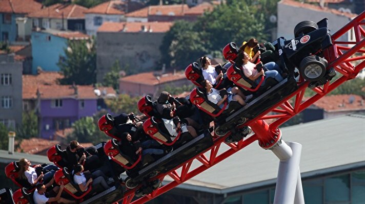 120 bin metrekarelik bir alanda konumlanan Tema Park'ta, 3 saniyede 110 kilometre hıza çıkan, dünyanın en iyi 4. Roller Coaster’ı “Nefeskesen, 50 metreden adrenalin dolu bir iniş yaşatan “Adalet Kulesi”, İstanbullulara bayramda eğlence yaşattı. 