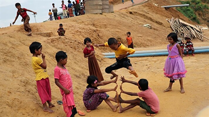 Bangladeş'teki Cox Bazar'da bulunan mülteci kampındaki çocukların oyun sevinci. (Reuters)