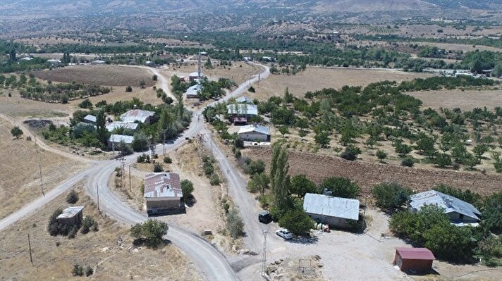 Türkiye'nin enerjide dışa bağımlılığını sonlandırmak için hükumetin başlattığı çalışmalar kapsamında köylerin elektriğini yerinde karşılamak amacıyla güneş tarlaları projesi hayata geçiriliyor. 