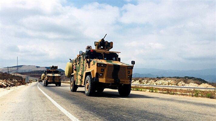 Türk Silahlı Kuvvetleri'nin (TSK) Suriye'nin Afrin bölgesinde yürüttüğü Zeytin Dalı Harekatı kapsamında Reyhanlı'da konuşlu komando birliği sabah saatlerinde Suriye sınırındaki birliklere hareket etti.

