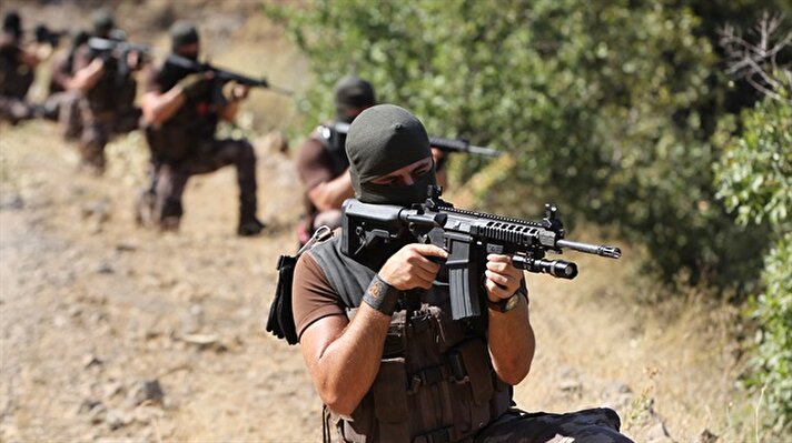Özel harekat polisleri, hava sıcaklığının 40 dereceyi bulduğu bölgede PKK'lı teröristlere yönelik operasyonlarını aralıksız sürdürüyor. 

