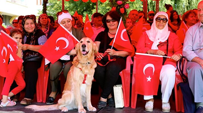 Eskişehir'de gerçekletirilen 30 Ağustos Zafer Bayramı kutlamaları, Vilayet Meydanı'ndaki törenle başladı.
