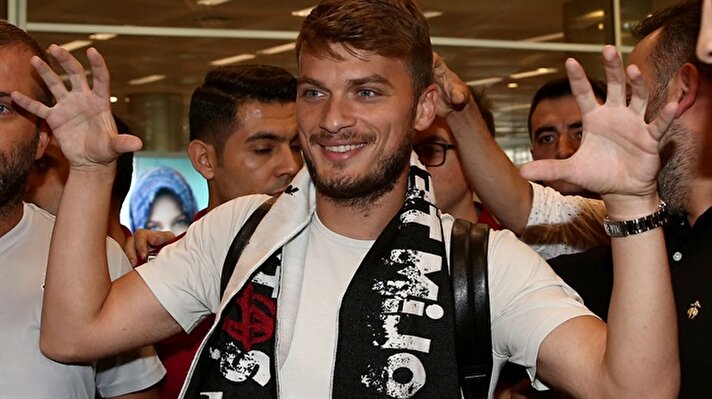 İtalya'nın Milano kentinden İstanbul'a gelen 27 yaşındaki oyuncuyu, Atatürk Havalimanı'nda kulüp yetkilileri ve bir grup taraftar karşıladı.

