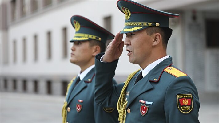 Milli Savunma Üniversitesine bağlı harp okullarından mezun olan teğmenler önceki gün Kara Harp Okulu'ndaki törenle diplomalarını aldı. Cumhurbaşkanı Erdoğan'ın da diploma dağıttığı törende, yabancı ülkelerden gelen 80 "misafir askeri personel" de harp okullarından mezun oldu. 


