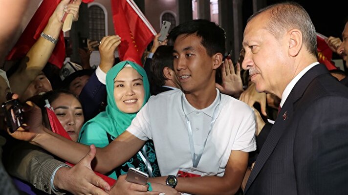 Cumhurbaşkanı Recep Tayyip Erdoğan'a, konakladığı otelin önünde bekleyen Türk ve Kırgızlar, yoğun sevgi gösterisinde bulundu.