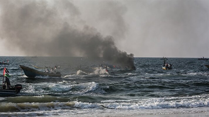 Gazze ablukasını kırmak maksadıyla 50 tekne ile denize açılan Filistinli eylemcilere İsrail işgal güçleri silahla saldırdı.