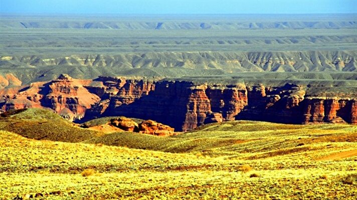 Dünyanın en büyük ikinci kanyonu olan Çarın Kanyonu 90 kilometre. 