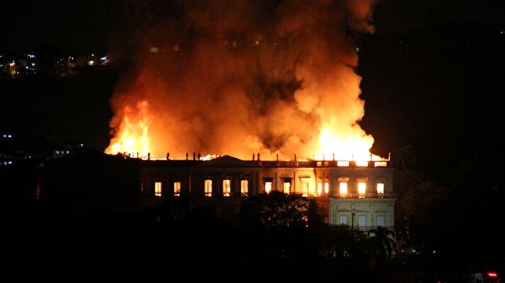 Brezilya’nın Rio de Janerio kentinde bulunan 200 yıllık Ulusal Müze’de dün, ziyaretçilere kapalı olduğu sıralarda yangın çıktı.