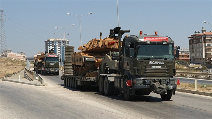 Bazı birliklerden gönderilen tank ve obüs yüklü tırlardan oluşan 8 araçlık konvoy, Kilis'ten geçerek Elbeyli ilçesi Suriye sınır hattı istikametine doğru hareket etti.