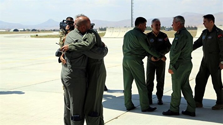 Konya 3. Ana Jet Üssü'ndeki tatbikat anısına 'Tek millet iki devlet' yazılı özel armalar takılırken, Türk pilotlar Azeri pilotları sarılarak karşıladı.