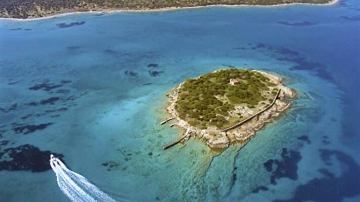 بالصور: جزيرة خاصة على أرضها فندق فاخر ذو جناح واحد فقط