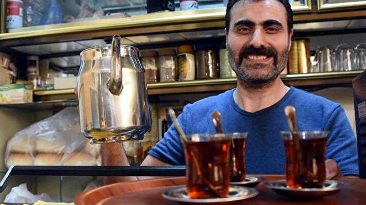 Edirne'nin Balıkpazarı Caddesi üzerinde 25 yıldır çay ocağı işletmeciliği yapan evli 2 çocuk babası Cevat Şener, yıllardır çay içmiyor.