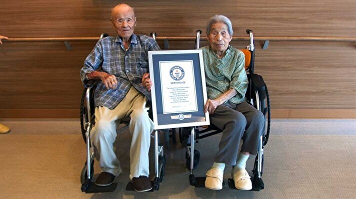 Masao Matsumoto (108) ve Miyako Sonoda (100), yaşlarının toplamının 208 yıl ve 259 gün olduğunun onaylanmasının ardından “Halen hayatta olan en yaşlı çift” kategorisi ile Guinness Rekorlar Kitabı’na girmeye hak kazandı. 