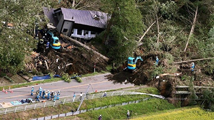 Japon yayın kuruluşu NHK, ülkenin kuzeyindeki Hokkaido Adası'nda ormanlık alanda çok sayıda toprak kaymasına neden olan depremde en az 7 kişinin hayatını kaybettiğini, 30'dan fazla kişinin kaybolduğunu ve 200'den fazla kişinin yaralandığını duyurdu.

