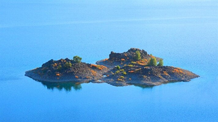 Türkiye'nin en büyük, dünyanın ise ikinci büyük krater gölü olan Bitlis'in Tatvan ilçesindeki Nemrut Krater Gölü'nde bulunan Martı Adası keşfedilmeyi bekliyor. 