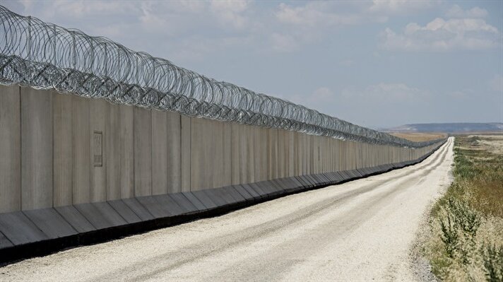Suriye sınırında yapılan güvenlik duvarı ve yolu neredeyse bitmek üzere ancak güvenlik gerekçeleriyle çalışmalar yavaş ilerliyor. Tamamlandığında Çin Seddi ve ABD-Meksika sınırının ardından dünyada üçüncü en uzun duvar olacak.  
