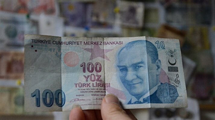 Ordu’nun Altınordu ilçesinde dövme sanatçısı olan Mustafa Gedikli'de bulunan 100 TL'lik banknot diğerlerinden farklı. Paranın ön yüzündeki sağ üst köşesinde 100 yazması gerekirken, bankanın baskı hatasından kaynaklı 10 yazıyor.