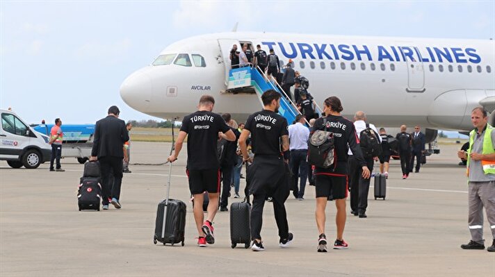 Milli takım kafilesi, teknik direktör Mircea Lucescu yönetiminde Trabzonspor Mehmet Ali Yılmaz Tesisleri'nde gerçekleştirilen antrenmanın ardından otobüsle Trabzon Havalimanı'na geldi.

