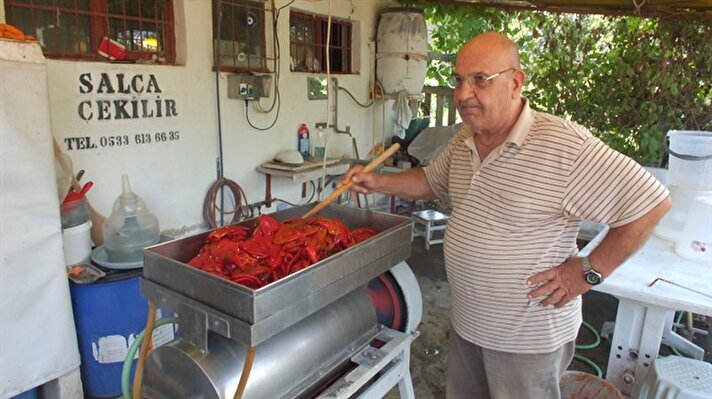Türkiye'nin sayılı salça fabrikalarında makine kurulumu ve imalatı yapan Bayar, emekli olduktan sonra da tamamen kendi imkanları ile geliştirdiği yüzde yüz yerli ve milli salça makinesi ile vatandaşa hizmet vermeye başladı.