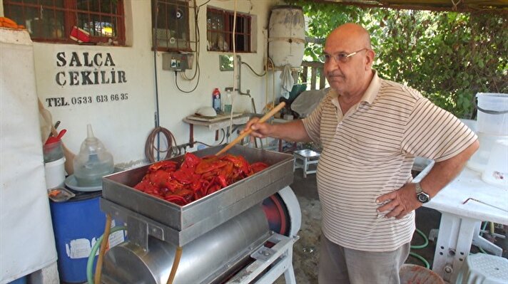 Türkiye'nin sayılı salça fabrikalarında makine kurulumu ve imalatı yapan Bayar, emekli olduktan sonra da tamamen kendi imkanları ile geliştirdiği yüzde yüz yerli ve milli salça makinesi ile vatandaşa hizmet vermeye başladı. 