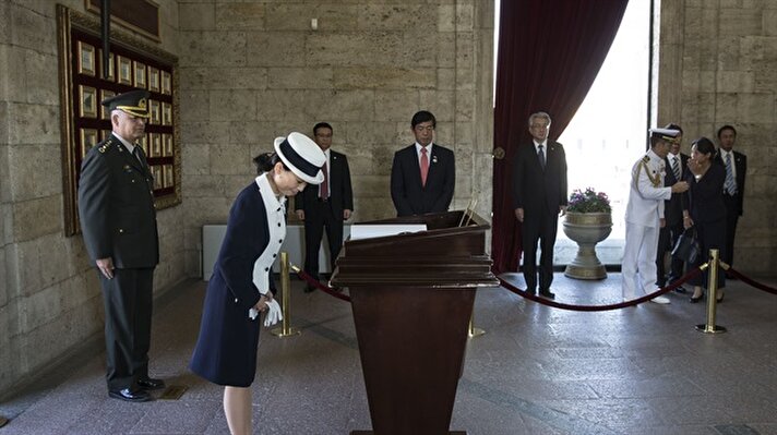 Atatürk'ün mozolesine çelenk bırakarak saygı duruşunda bulunan Prenses Akiko, daha sonra Misak-ı Milli Kulesi'ne geçerek, Anıtkabir Özel Defteri'ni imzaladı.

